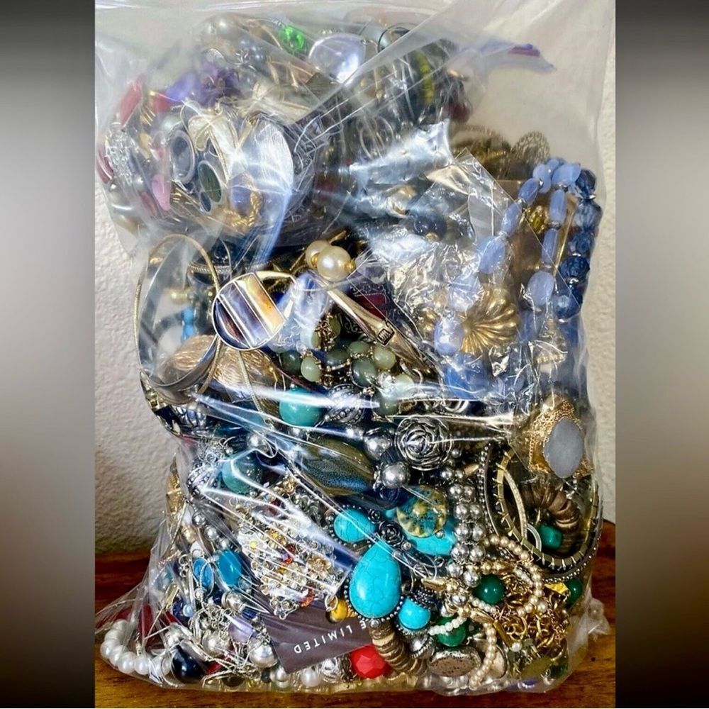 💎 2 LBs UNSEARCHED UNTESTED VTG 2 MOD JEWELRY LOT~wearable repurpose junk craft